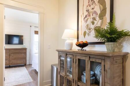 Downtown Luxury Farmhouse Apartment #4 ウェスト・ダンディー エクステリア 写真